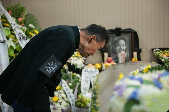 "江姐"于蓝遗体告别式举行:倪萍,黄晓明,雷佳音等明星献花圈
