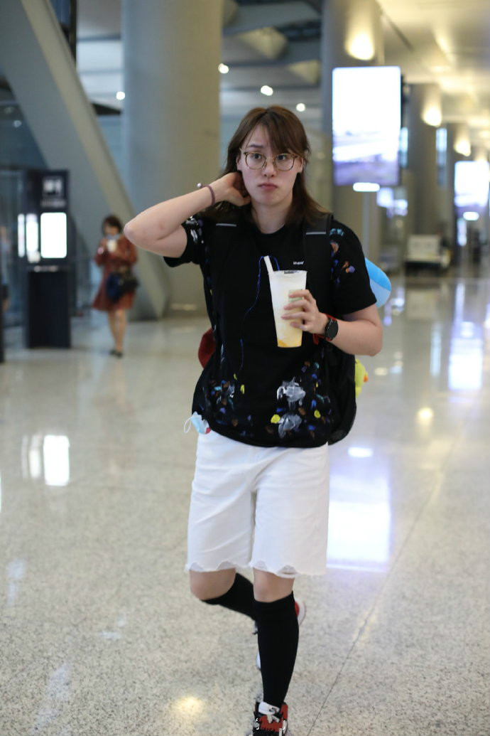 傅园慧一家走机场,穿白短裤配日系袜甜美可爱,傅爸傅妈一脸傲娇