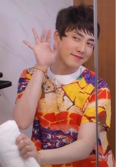 昔日琼瑶御用男主频频女装,对着马桶刷牙博关注?网友:毁经典!