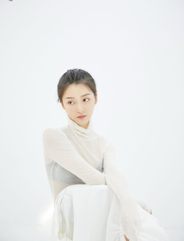 她因病退出创造营选秀穿超短裙秀细长直美腿美似小公主
