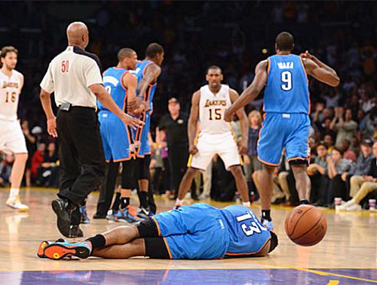 当年哈登被慈世平肘击之后有谁发现第一个冲上去保护哈登的是他