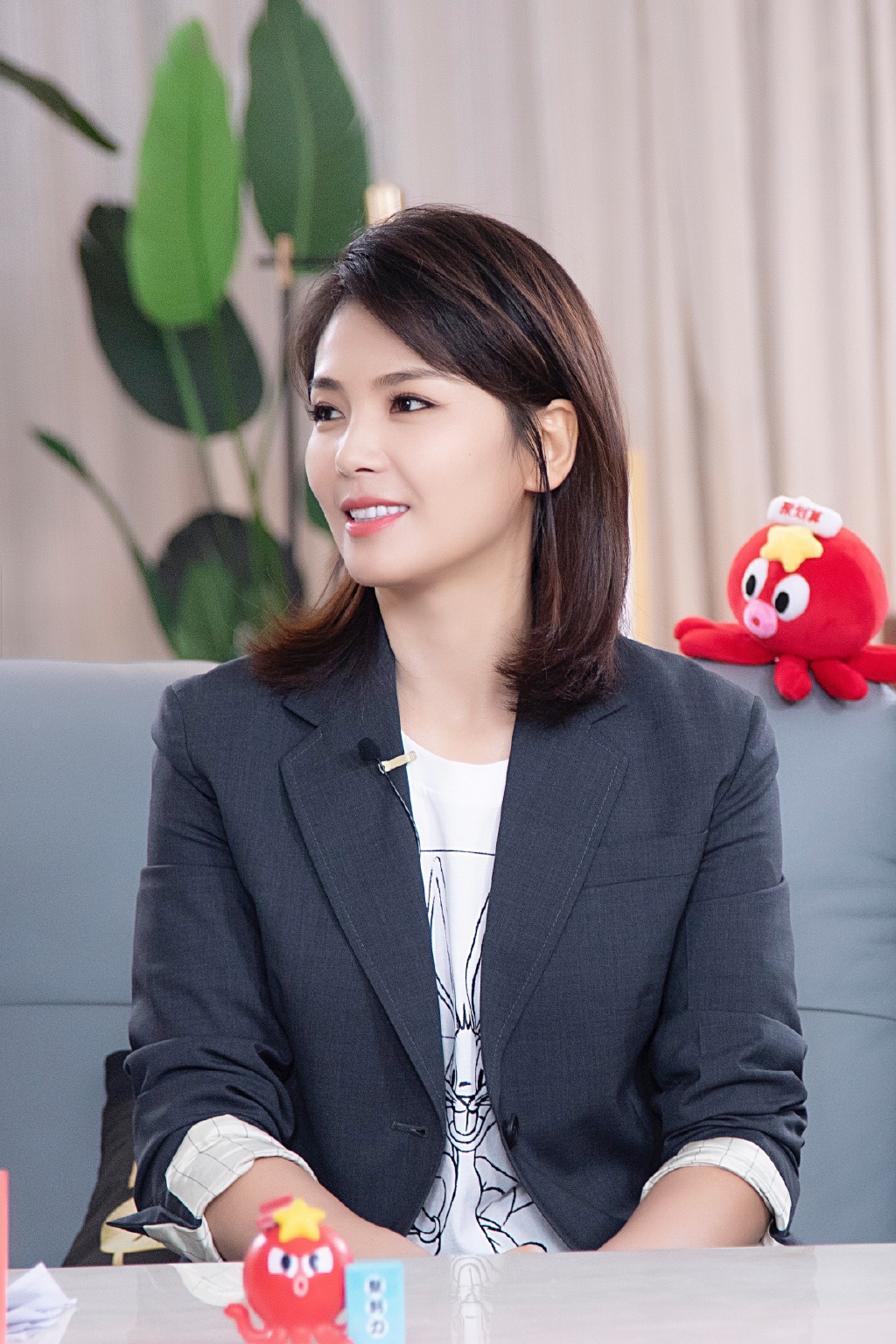 41岁的刘涛剪掉长发,变锁骨短发搭配西服和牛仔裤,时髦减龄