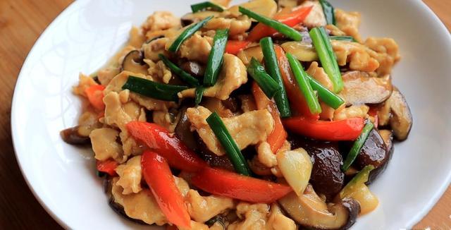鸡肉好吃有诀窍,教你做嫩滑鲜美的香菇炒鸡片,一上桌就被抢着吃