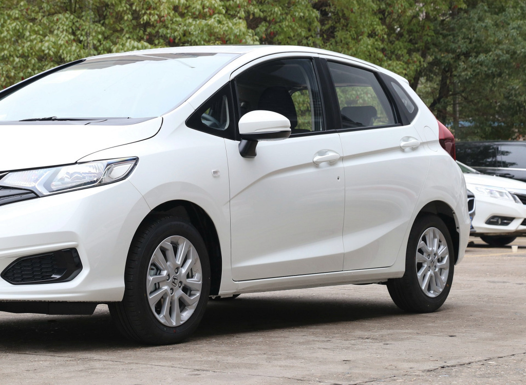 本田最好玩的两厢车,可代步亦可下赛道,油耗4毛钱,8万多配天窗