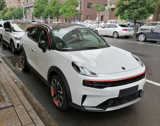 全新吉利领克06现身,白色涂装很大气,轴距2640mm,配三缸发动机
