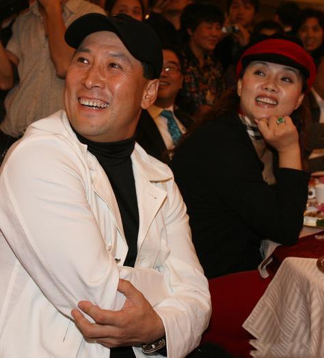 回忆太甜蜜,不过妻子好难追,如今他两鬓斑白已成霜|李永波|谢颖|两鬓