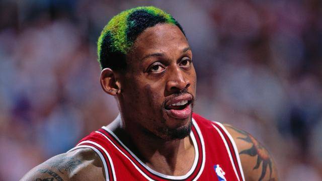 今年5月份韦德就晒出红头发"致敬"丹尼斯-罗德曼,当然这是为了表达