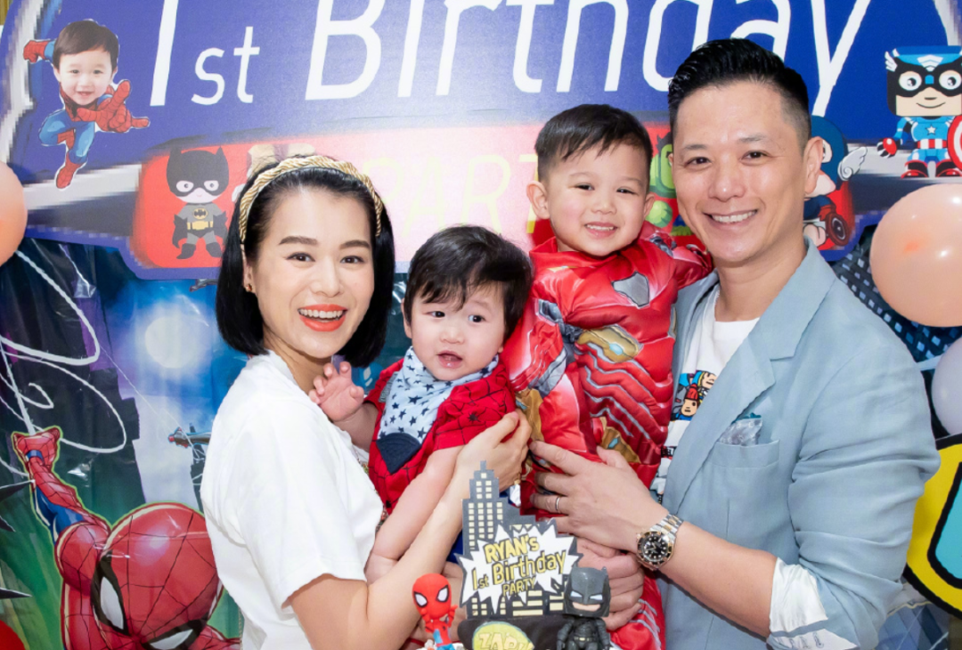 胡杏儿老公晒夫妻俩近照穿情侣装紧挨一起甜笑2儿子不在身边