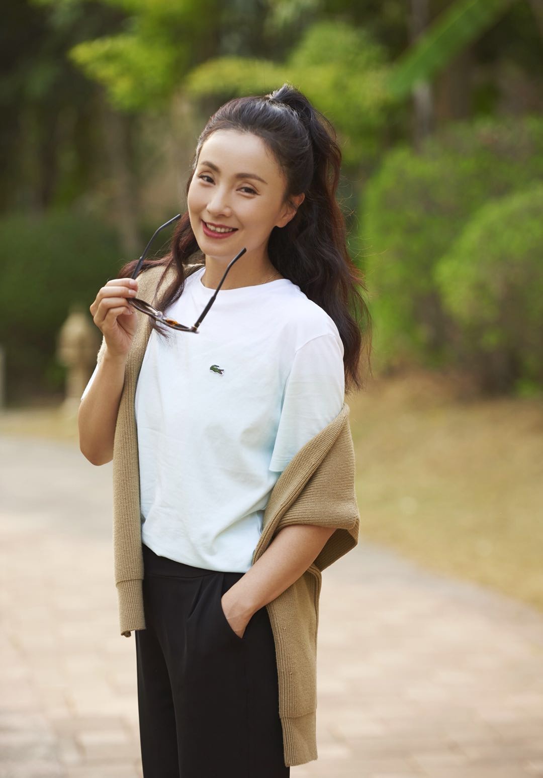 从《向往的生活》当中,看陶虹,其魅力依旧,身材不减当年