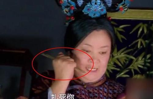 还珠格格容嬷嬷扎紫薇的针老版是绣花针新版确定不是钉子