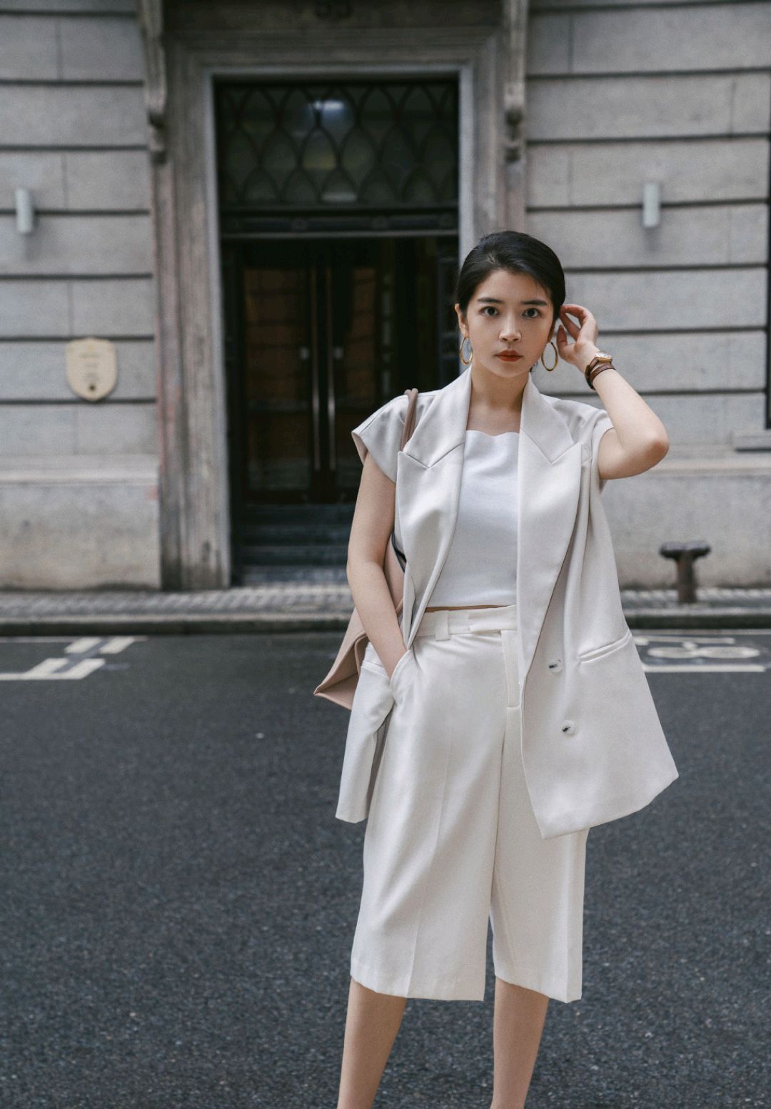 三木博主夏季私服穿搭,穿一字肩上衣搭直筒裤简约高级,清新甜美|三木|