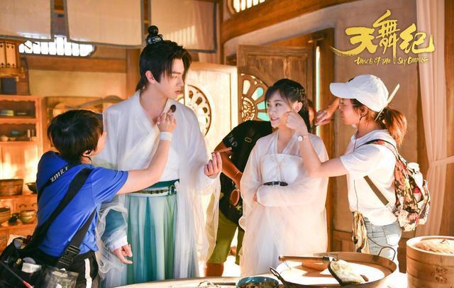 许凯新剧《天舞纪》即将播出,女主吴佳怡甜美可爱,女二让人惊艳