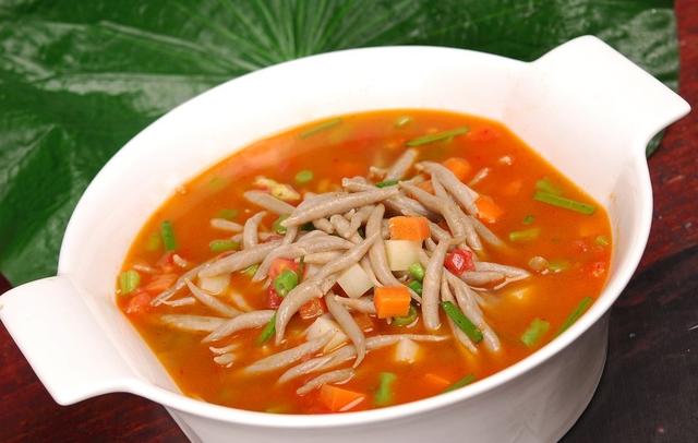 夏天到了来一碗爽口低卡的西红柿鸡蛋莜面鱼鱼