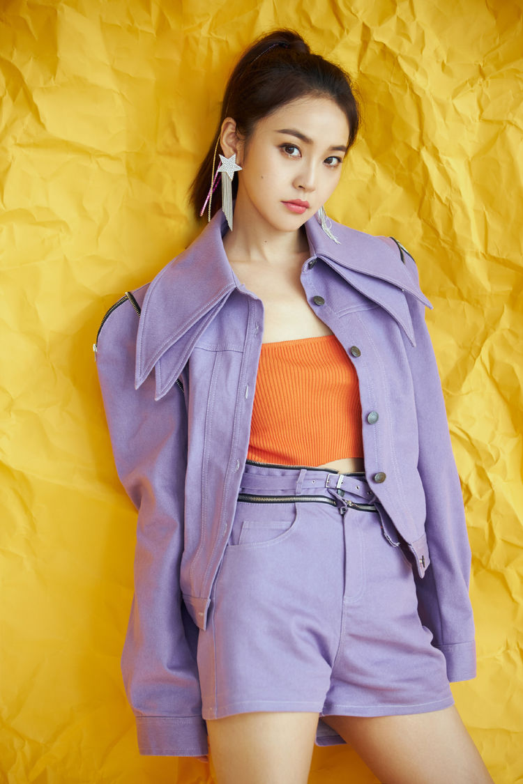 张佳宁这一身减龄8岁牛仔连体裤小麻花辫可爱清纯似学生