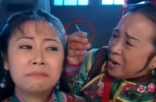 还珠格格容嬷嬷扎紫薇的针老版是绣花针新版确定不是钉子