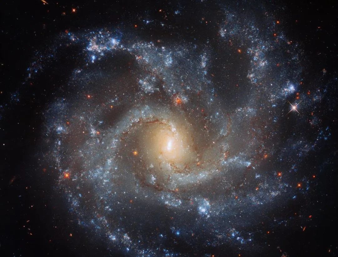 为什么很多星系中心都有凸起?原来又是超大质量黑洞从中作祟!