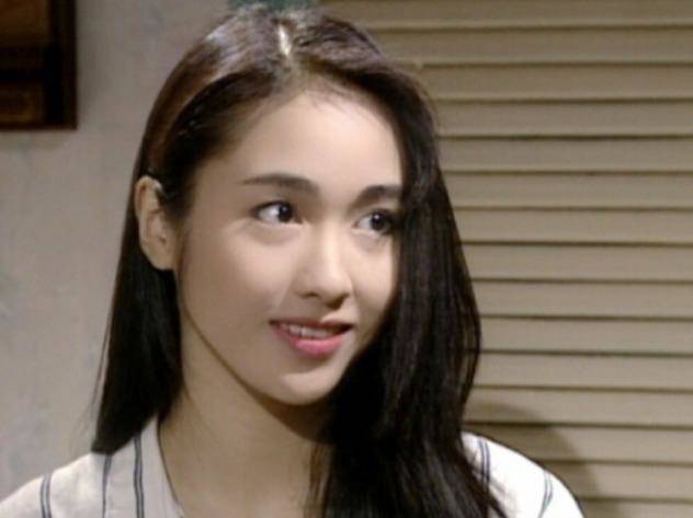 黎姿其实年轻时并不算什么大美人,当年香港影坛她都演不了什么女主的