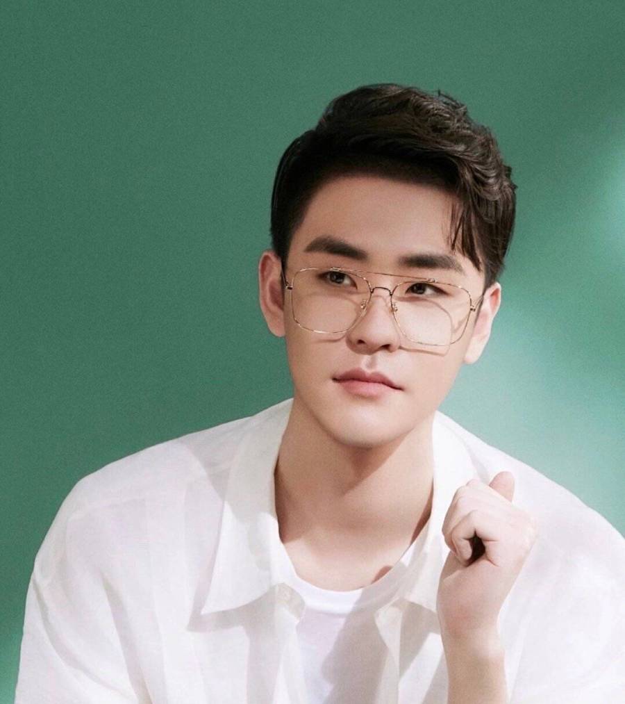 穿白西装好看的张云雷拍起了暗黑大片,他总能带给观众惊喜