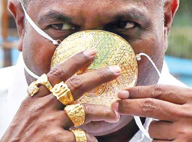 印度男子万元定制黄金口罩防疫,他说:我不知有没有效,但我喜欢