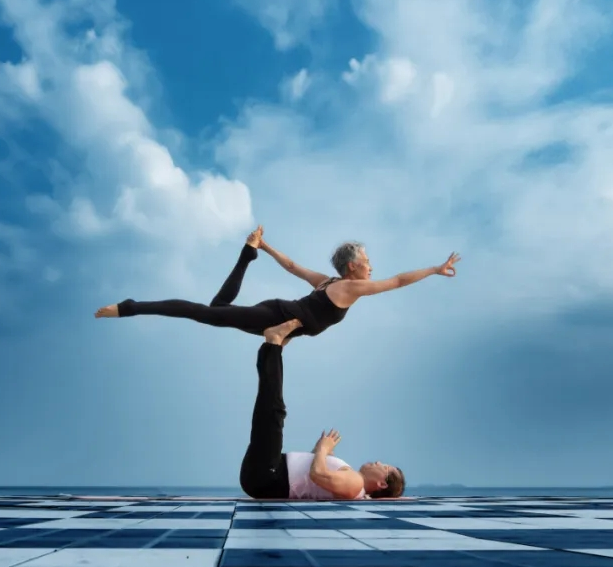 66岁高姐练双人瑜伽高难度动作令人叹服气质优雅身材绝佳