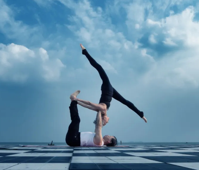 66岁高姐练双人瑜伽高难度动作令人叹服气质优雅身材绝佳