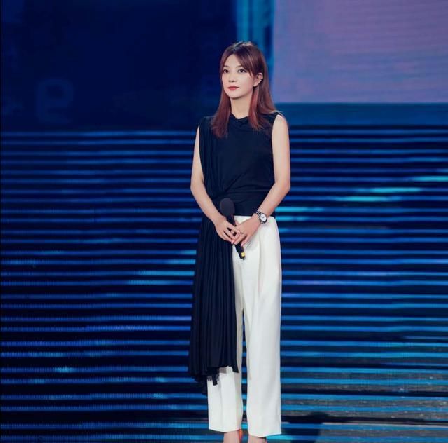 赵薇瘦下来真美,无袖衬衫搭白色阔腿裤贵气优雅高级