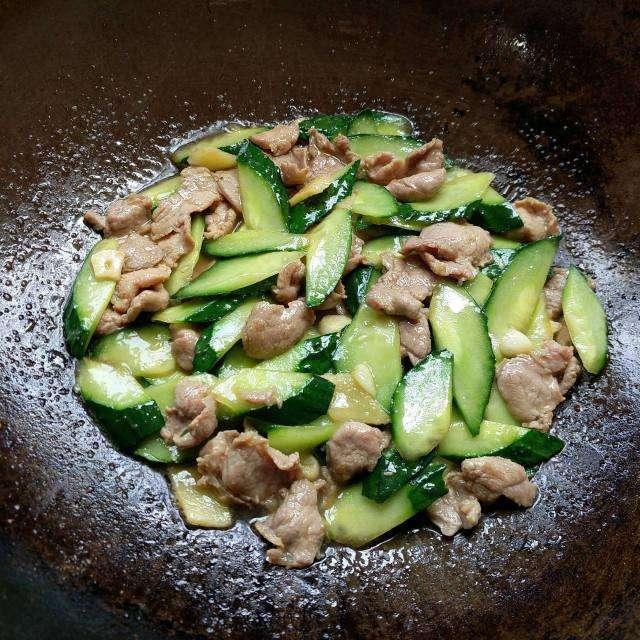 原来黄瓜肉片煲这样做更美味,营养好吃,一次吃两碗米饭都不过瘾