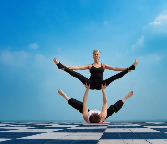 66岁高姐练双人瑜伽高难度动作令人叹服气质优雅身材绝佳