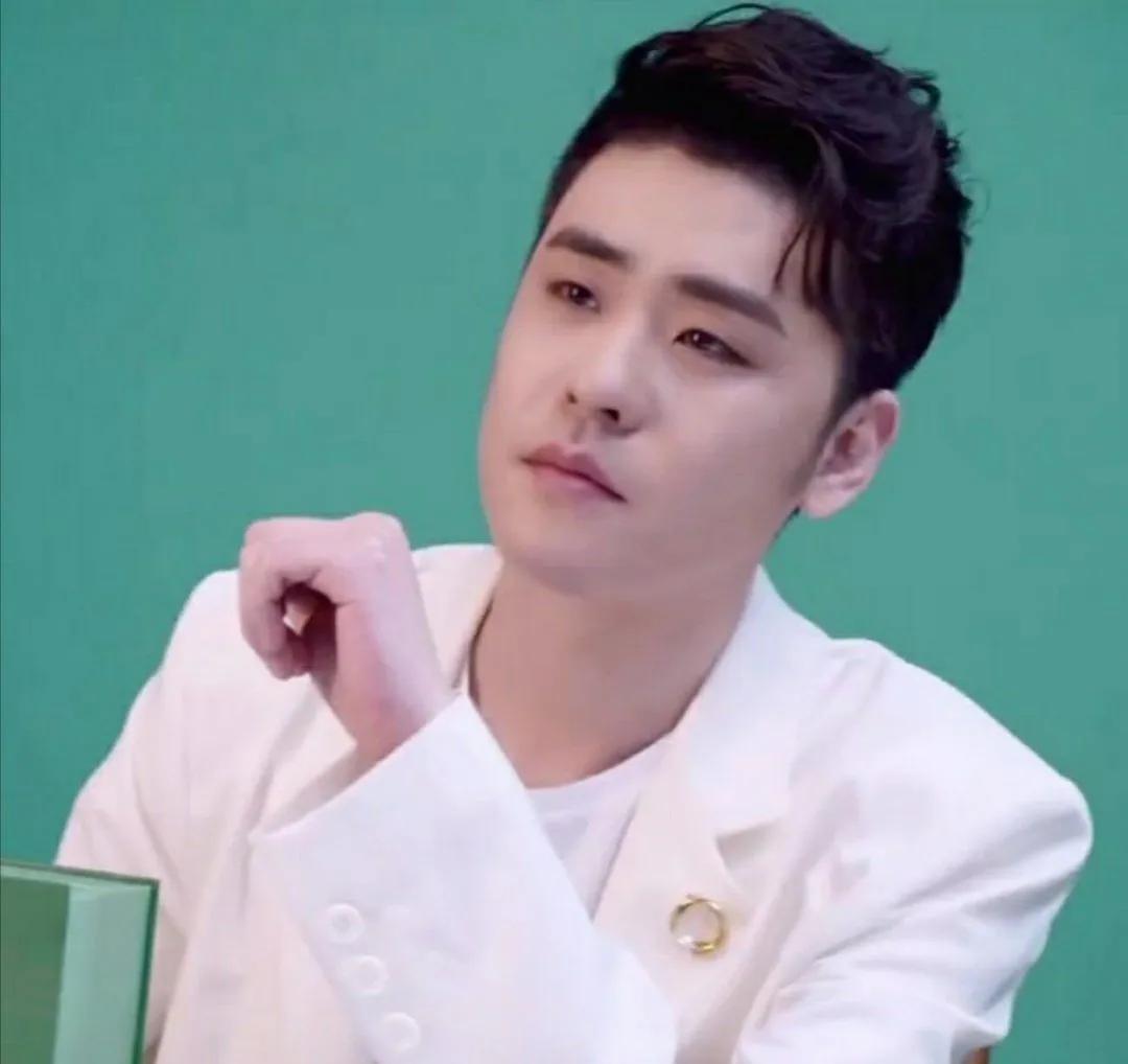 穿白西装好看的张云雷拍起了暗黑大片,他总能带给观众惊喜