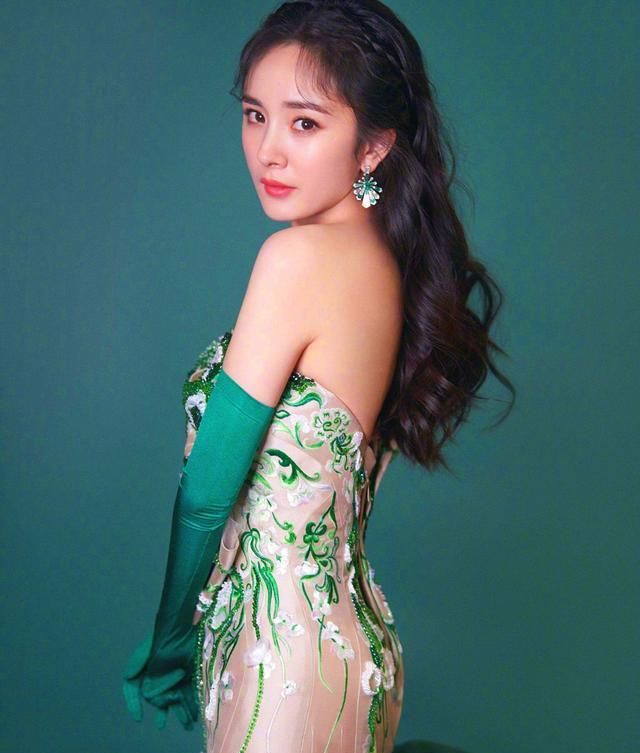 杨幂穿粉色旗袍韵味十足,尽显s曲线婀娜多姿身段,妩媚撩人心弦