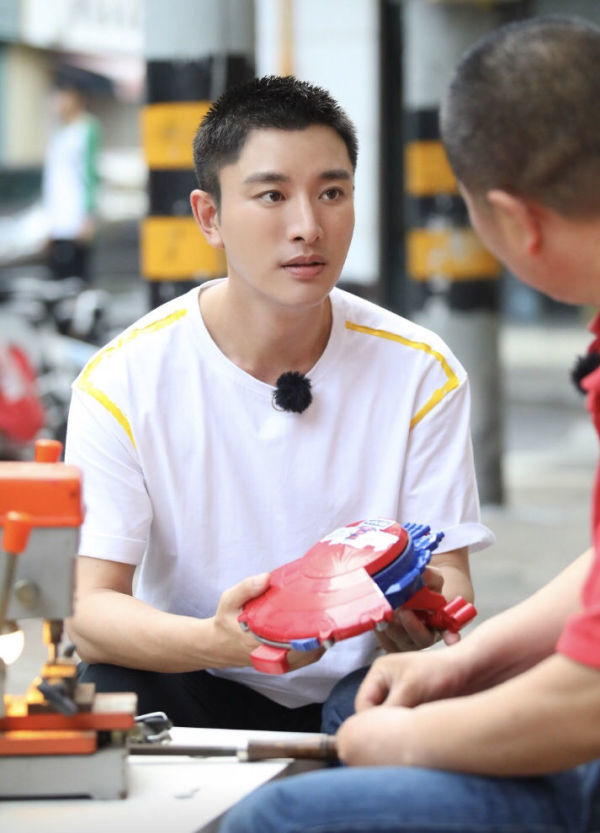 离婚大半年后贾乃亮终于圆润些,双下巴看着暖心,笑起来秒杀小生