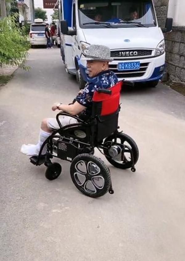 老顽童潘长江拍戏受伤粉碎性骨折瘫坐轮椅医院搞怪似拍戏
