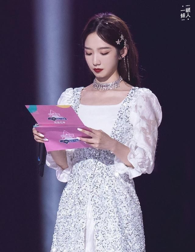 《创造营2020》总决赛孟美岐亮片长裙惊艳众人,简直是仙女下凡