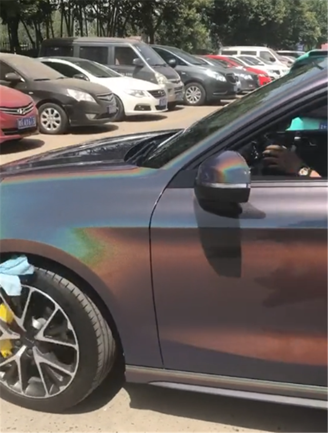 领克03贴膜“锦绣灰”，阳光直射可呈现七彩色，颜值可媲美跑车