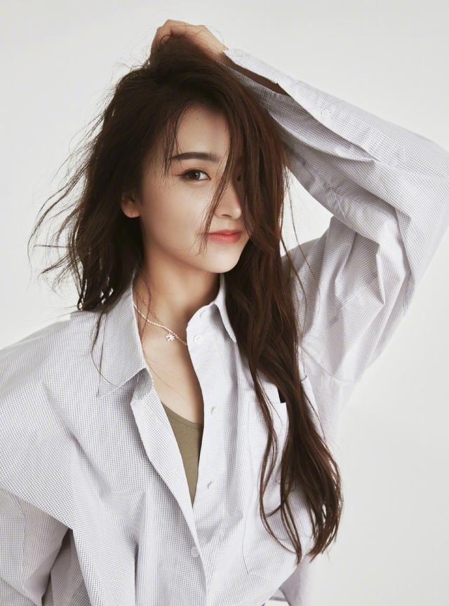 金子涵动了这里风格突变,身穿高开叉旗袍化身中国风