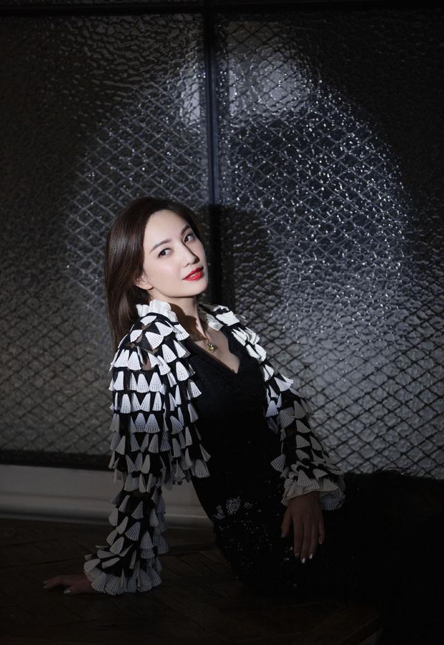 今穿连体裤现身,利落帅气|乘风破浪的姐姐|郑希怡|连体裤_新浪新闻