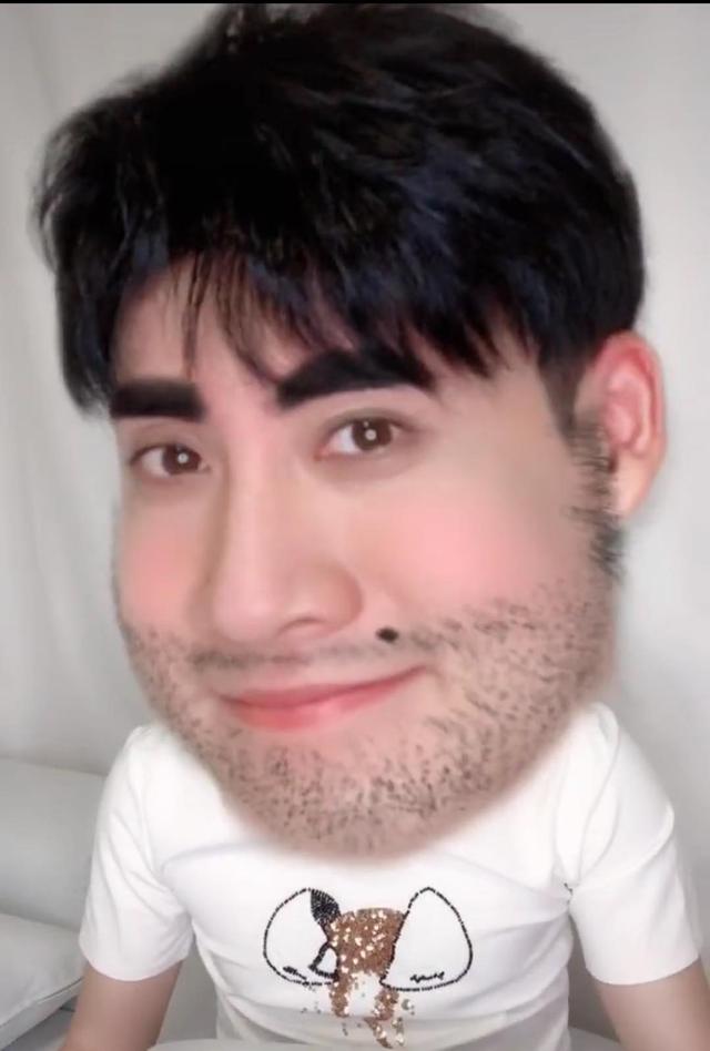 昔日琼瑶御用男主频频女装,对着马桶刷牙博关注?网友:毁经典!