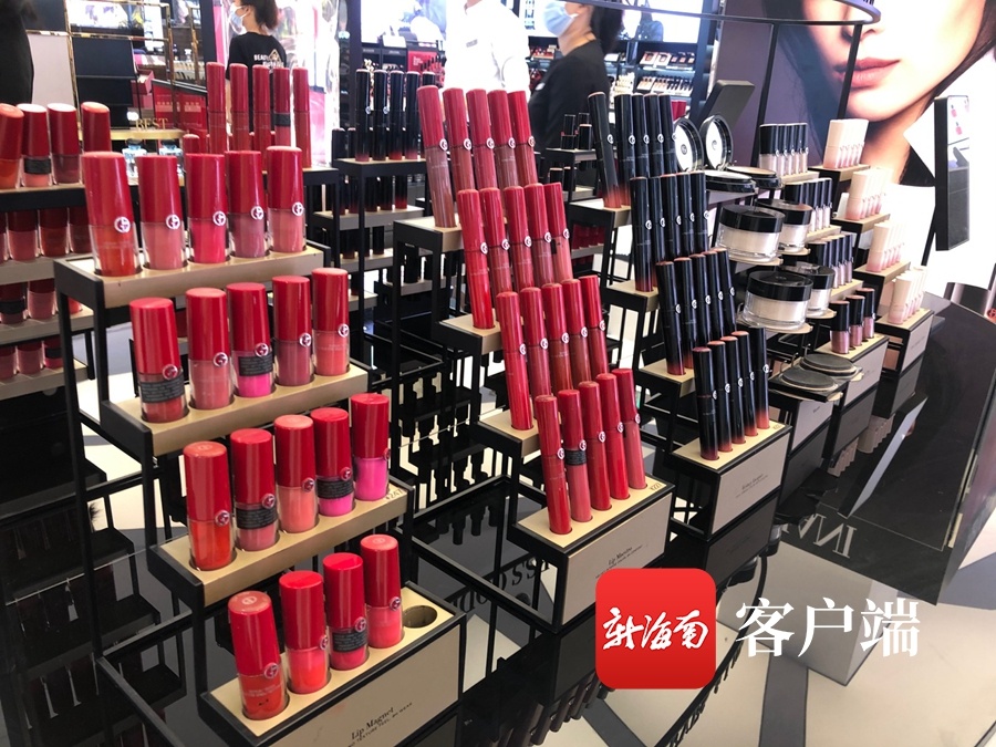 阿玛尼口红专柜.记者 谭琦 摄