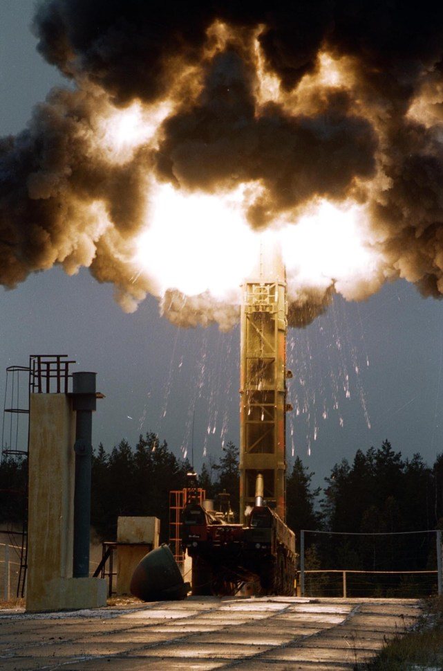 以色列打响第一枪!伊朗核工厂和发电厂遭袭,巨大爆炸声响彻首都