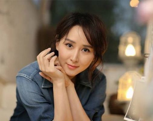 她出道多年无绯闻,30岁嫁马来西亚首富,如今被丈夫宠得让人羡慕