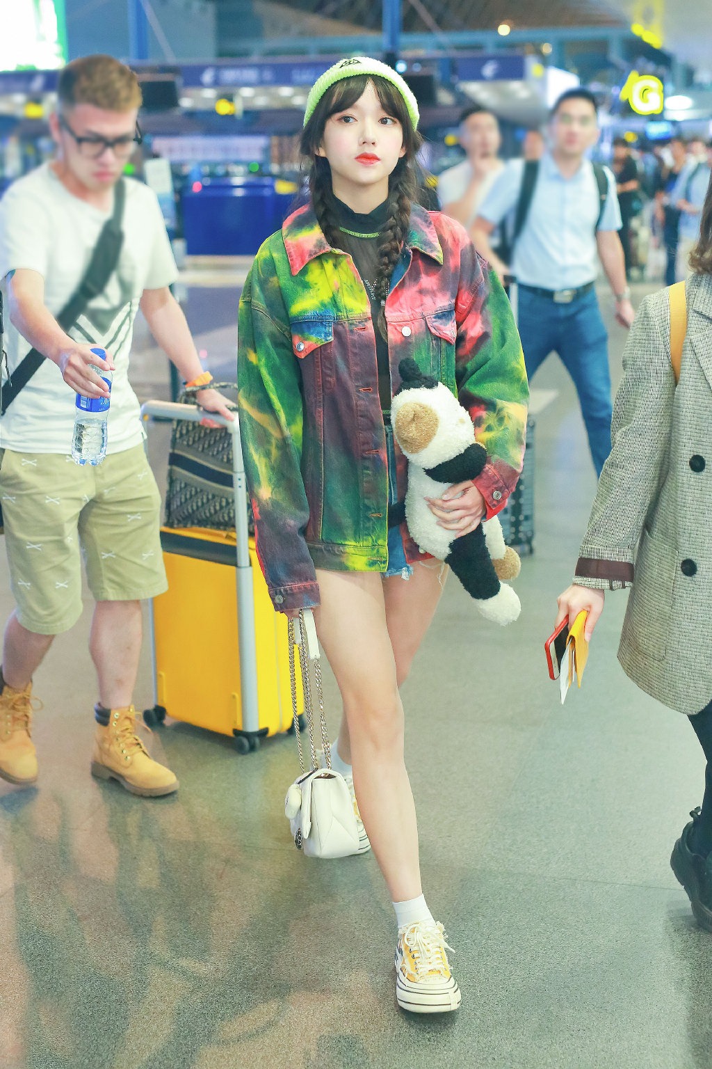 程潇真敢高开叉长裙内搭黑色短裤秀香肠腿白得像涂了粉