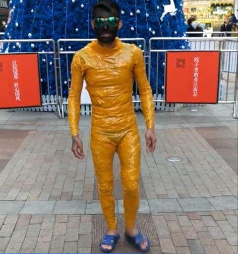 男子穿奇怪黄色衣服站街上,而衣服的材料,却让人大跌眼镜