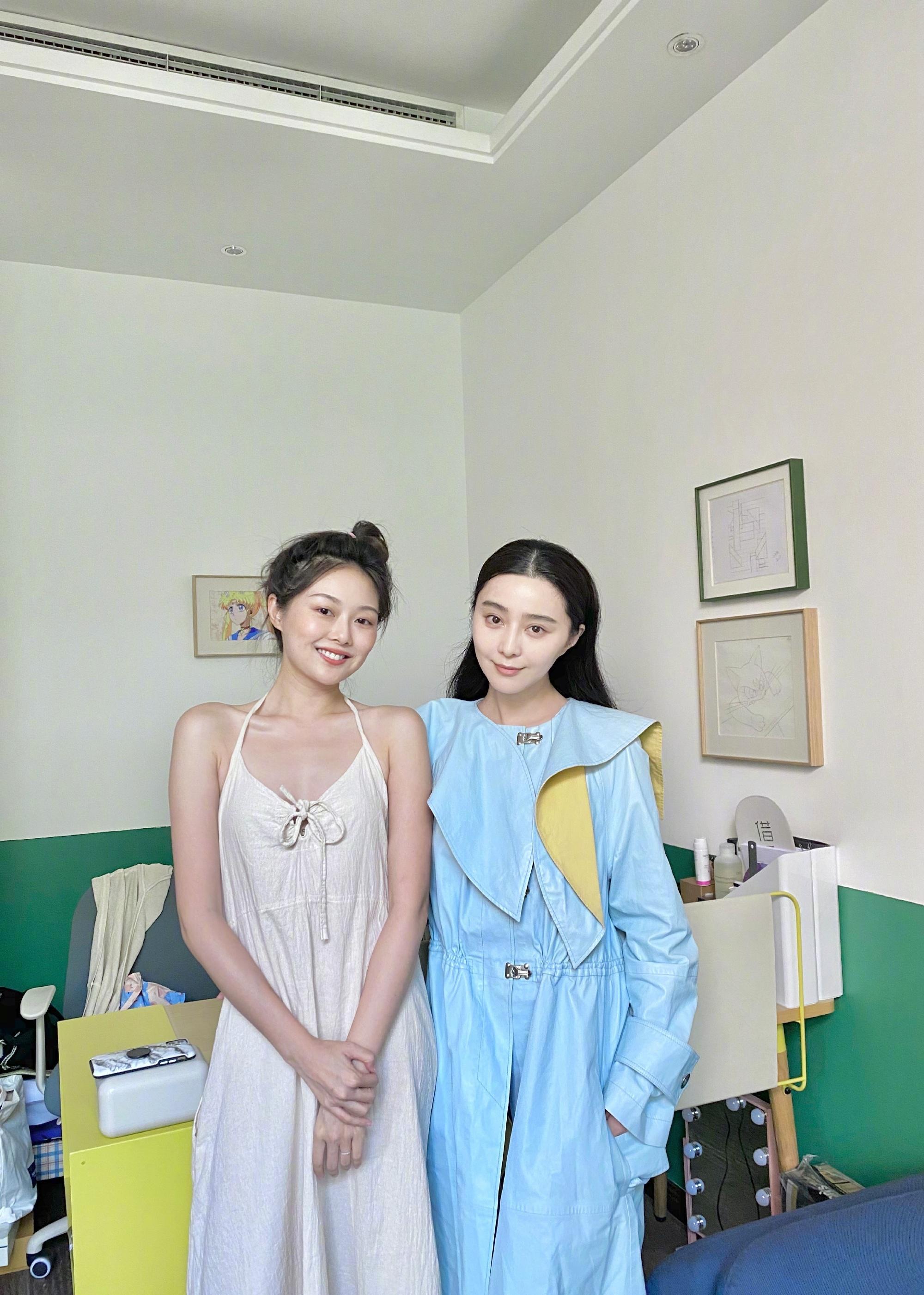 明星和网红真的有壁,这张合照范冰冰素颜赢了