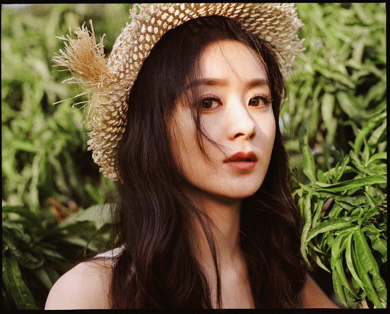 赵丽颖《时尚芭莎》八月刊封面预告