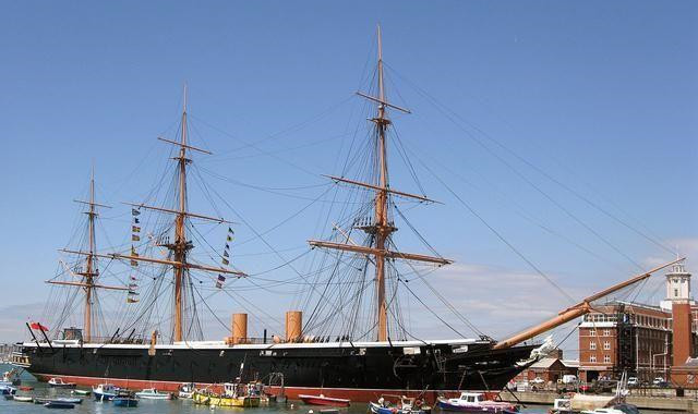 世界上第一艘铁甲舰有多厉害? 装甲1310吨, 火炮40门!