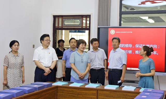 校党委书记彭刚代表运城幼儿师范高等专科学校对梁清燕一行的到来表示