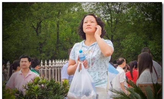 江西萍乡,高考日,在考场外等待的母亲