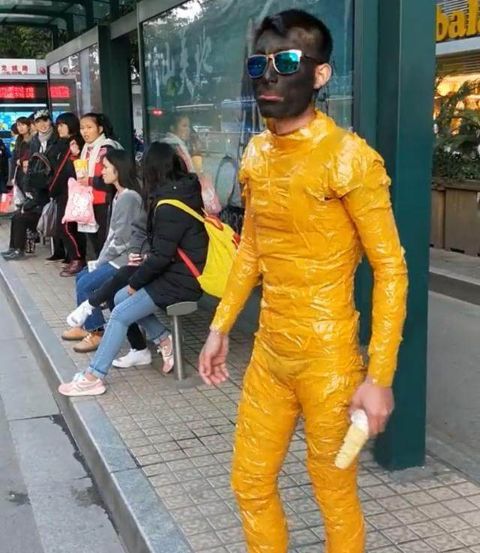 男子穿奇怪黄色衣服站街上,而衣服的材料,却让人大跌眼镜
