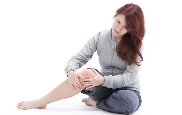 走路的时候突然膝盖一弯,是因为缺钙吗?看医生解释打软腿的原因|膝关