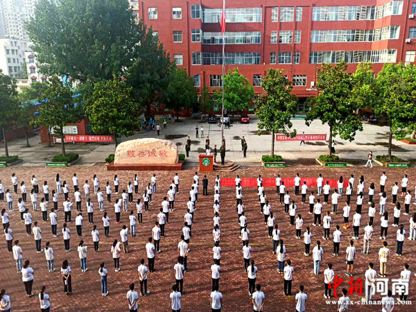 把握当下 顽强拼搏:许昌实验中学举行2020届高三年级考生壮行大会